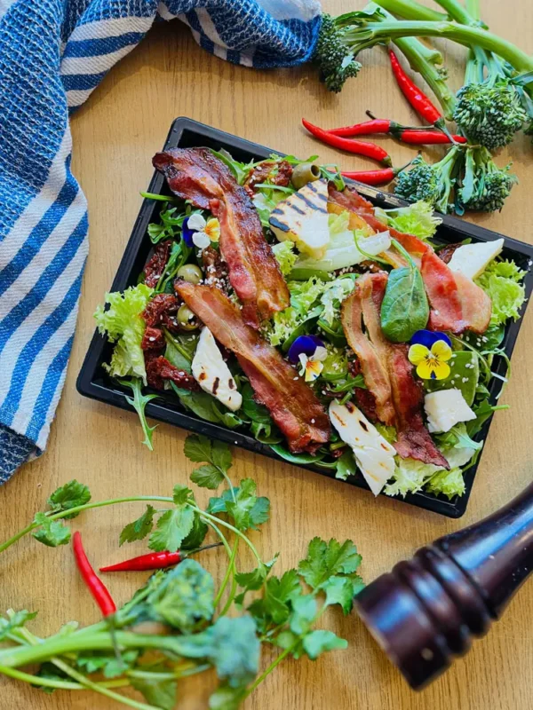 Sałata z grillowanym serem halloumi