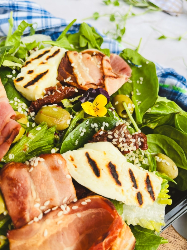 Sałata z grillowanym serem halloumi - obrazek 3