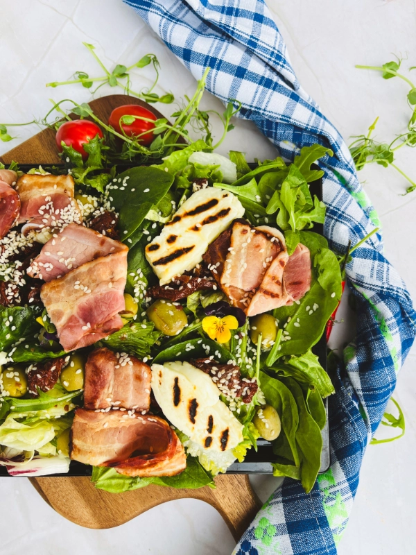 Sałata z grillowanym serem halloumi - obrazek 2