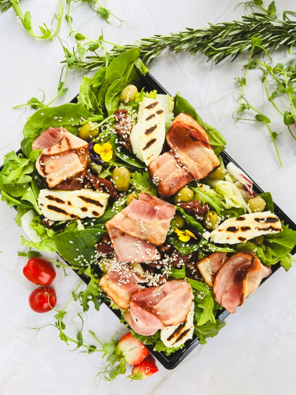 Sałata z grillowanym serem halloumi