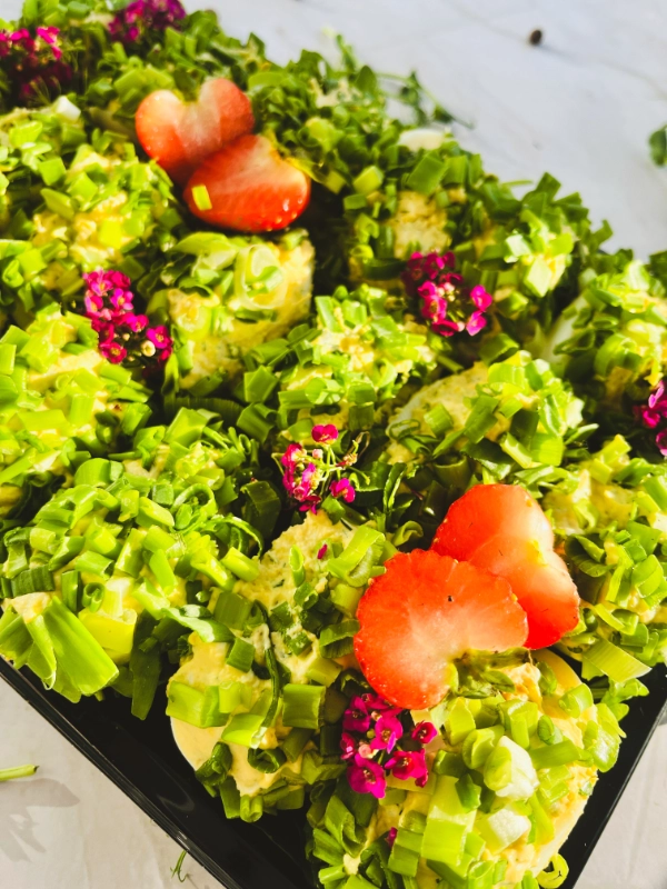 Jaja faszerowane pastą jajeczną z łososiem - obrazek 2