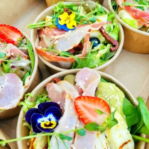 BOX sałatek z grillowanym serem halloumi