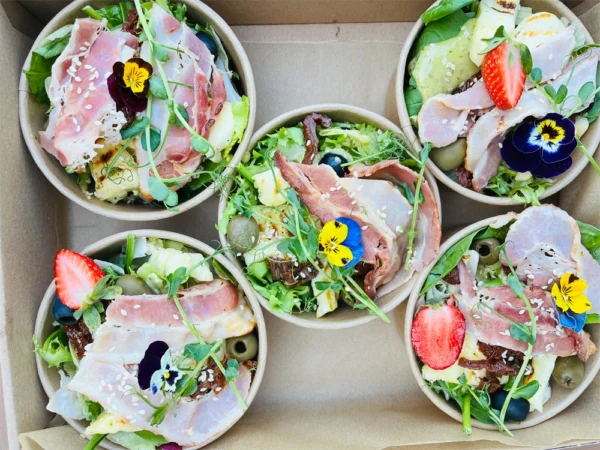 Sałata z boczkiem i serem halloumi BOX